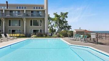 Alberca al aire libre y alberca climatizada