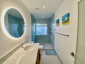 Secador de cabelo, toalhas de banho