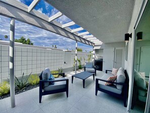 Terrace/patio - New Listing: Stunning Newly Remodeled Mid-Century Condo (Palm Springs)