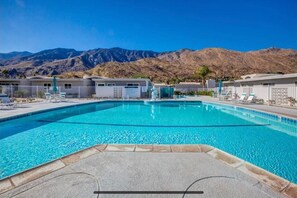 A heated pool - New Listing: Stunning Newly Remodeled Mid-Century Condo (Palm Springs)