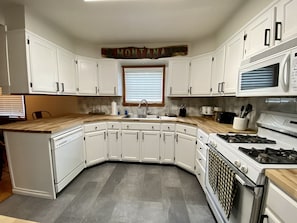 Private kitchen - Eastside Modern Farmhouse in downtown Kalispell (Kalispell)