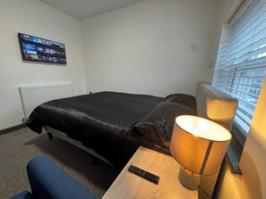 1 chambre, fer et planche à repasser, accès à Internet, literie fournie