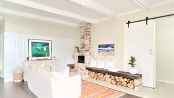 Smart TV, fireplace, books, stereo