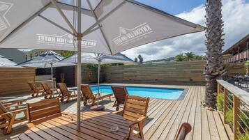 Caja fuerte, escritorio, espacio para trabajar con un portátil