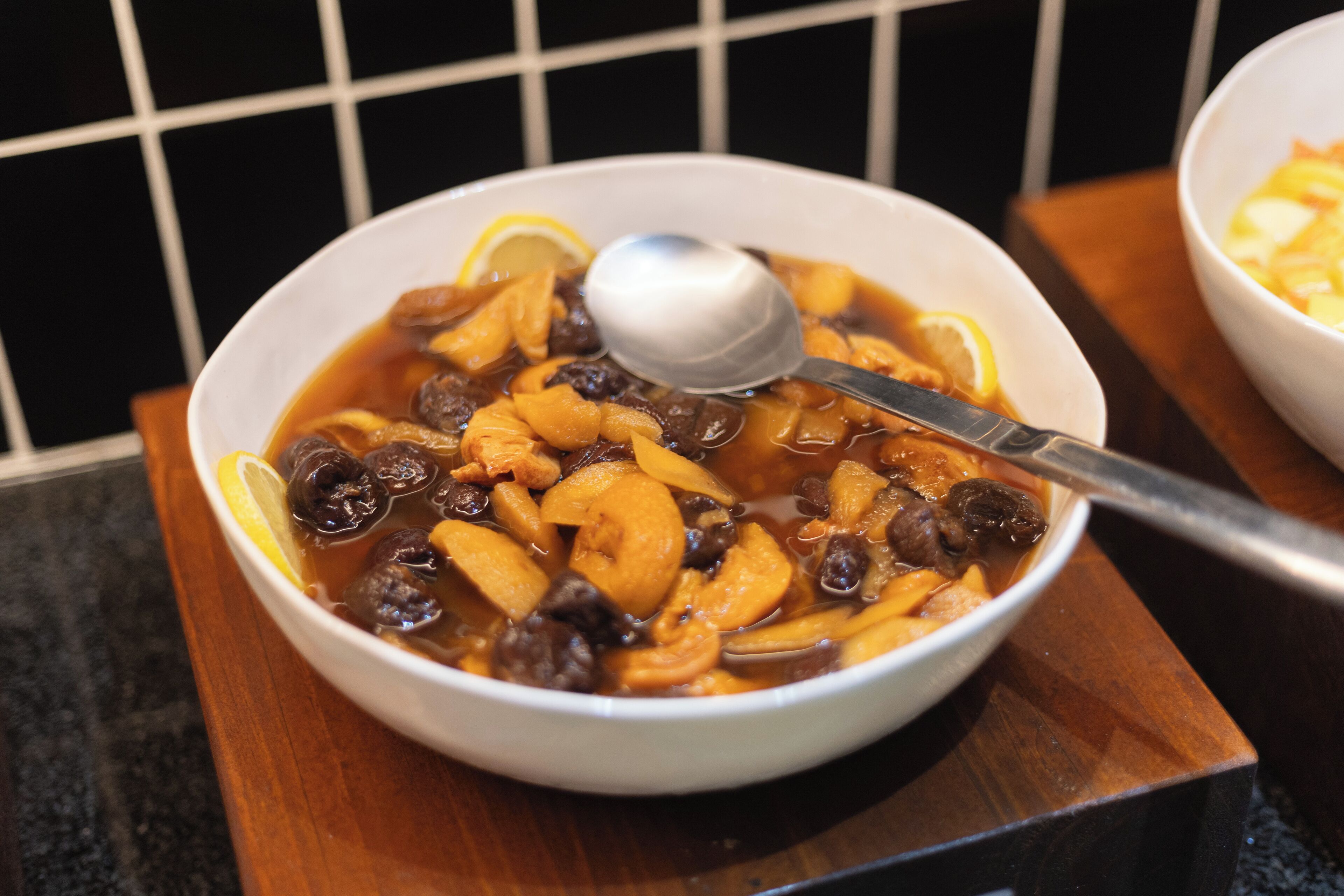 Eine Schüssel Suppe mit verschiedenen Zutaten und einem Löffel.