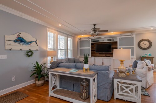 The Sassy Seahorse: Spacious Beach Home with Multiple Living Areas and Room for