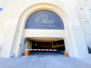 Una entrada a un edificio con un letrero que dice 'Las Olas Grand'.