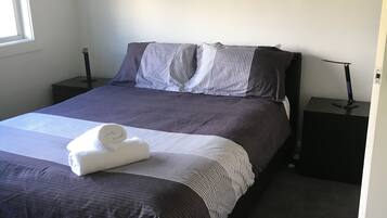3 quartos, ferros/tábuas de passar roupa, berço de viagem