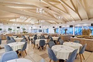 Hi ha 2 restaurants amb esmorzars