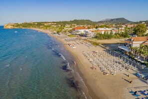 Beach nearby, sun loungers, beach umbrellas, beach towels - Tsilivi Beach Hotel (Zakynthos)