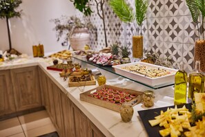 2 restaurants servant le petit déjeuner, le déjeuner et le dîner