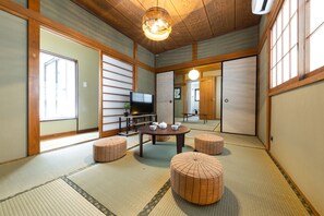 Chambre, non-fumeurs, balcon (2nd Floor) | Coin séjour | Télévision à écran plat, Netflix, services de streaming