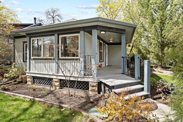 Welcome to Callie's Cottage! Walk the tree-lined streets to neighborhood parks and historic Hyde Park