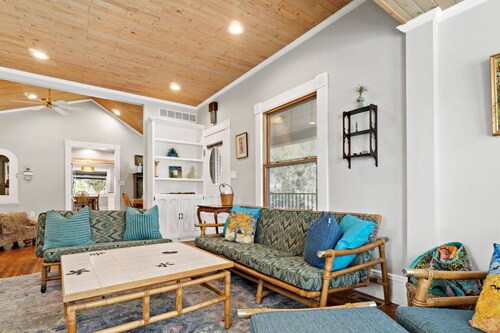 Cozy North End Cottage! Walk the Tree-lined Neighborhood to Hyde Park + Camel's Back Park