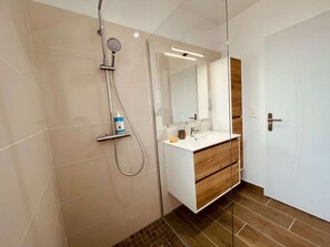 Dusche, Haartrockner, Handtücher