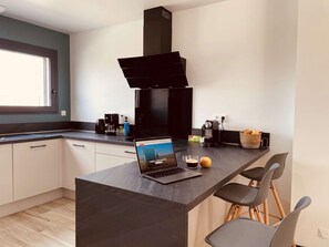 Fridge, microwave, oven, dishwasher - VillasHomeClet - Villa Palm Beach ⭐️ Swimming pool ⭐️ Terrace ⭐️ AC ⭐️ 4 bedrooms (VENSAC)