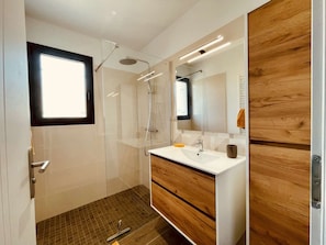 Shower, hair dryer, towels