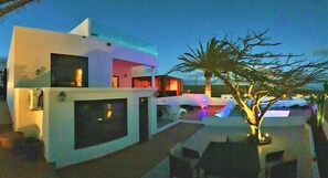 Outdoor dining - ILLA VISTA MAR I – 360 sqm luxury, heated pool, 600 Mbit, hot tub, gaming room! (Tías)