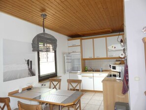 Micro-ondas, fogão, cadeirão de bebê