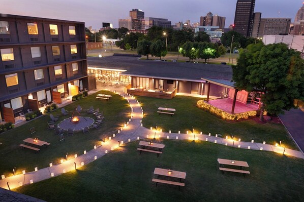 Outdoor dining - Trumbull and Porter Hotel (Detroit)