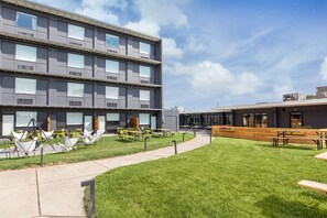 Outdoor dining - Trumbull and Porter Hotel (Detroit)