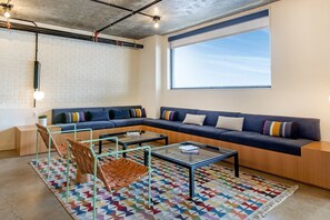 Living area - Trumbull and Porter Hotel (Detroit)