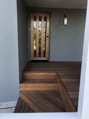 Exterior detail - Comfort and  luxury, fresh linen, airconditioned with lake views from deck. (Gwandalan)