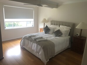 3 bedrooms, iron/ironing board, free WiFi, bed sheets - Comfort and  luxury, fresh linen, airconditioned with lake views from deck. (Gwandalan)