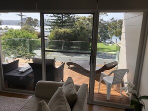 Smart TV, Netflix, streaming services - Comfort and  luxury, fresh linen, airconditioned with lake views from deck. (Gwandalan)