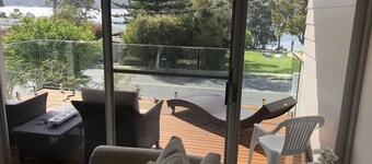 Comfort and luxury, fresh linen, airconditioned with lake views from deck.