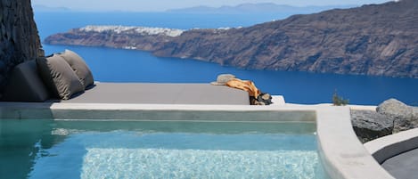 Divine Grand Suite with Jetted Tub & Caldera View | 1 Schlafzimmer, Bettwäsche aus ägyptischer Baumwolle