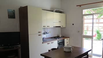 Réfrigérateur, four, plaque de cuisson, cafetiÚre/bouilloire