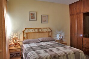 2 bedrooms, travel cot, WiFi, bed sheets