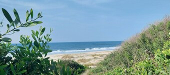 Beach House Babylon-Guest House with kitchenette, garden & pool