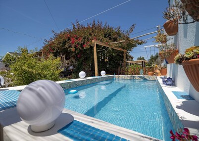 Beach House Babylon-Guest House with kitchenette, garden & pool