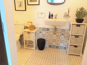 Ensemble douche/baignoire, sèche-cheveux, serviettes fournies, savon