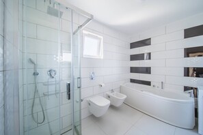 Badewanne, Haartrockner, Bidet, Handtücher