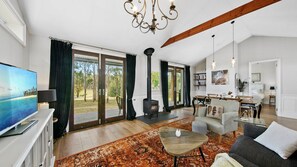 Una televisión, una chimenea, un reproductor de DVD