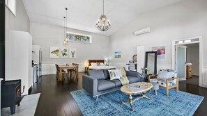 TV, fireplace, DVD player - Block Eight Estate Vineyard View Villa (Belford)