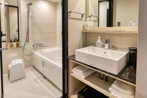 In-room safe, blackout drapes, soundproofing, iron/ironing board - S-PERIA HOTEL Fukuokanakasu (Fukuoka)