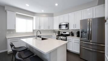 Geladeira, micro-ondas, fogão, cooktop