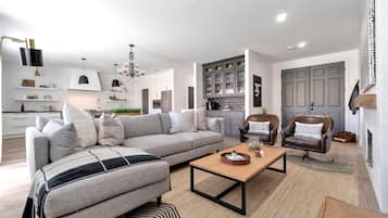 Smart TV, chimenea, reproductor de DVD y estéreo