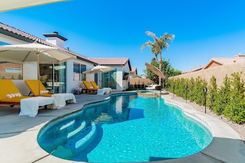 The Lemon Tree - A Designer Remodeled Oasis near festivals/golf/more