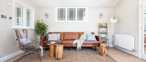 تلفزيون، كُتُب، مكتب