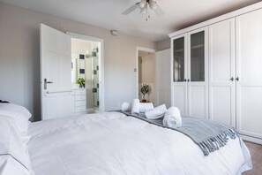 4 slaapkamers, een strijkplank/strijkijzer, reisbedje, wifi