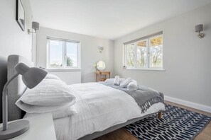 4 Schlafzimmer, Schreibtisch, Bügeleisen/Bügelbrett, Reisekinderbett