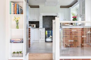 المنشأة من الداخل