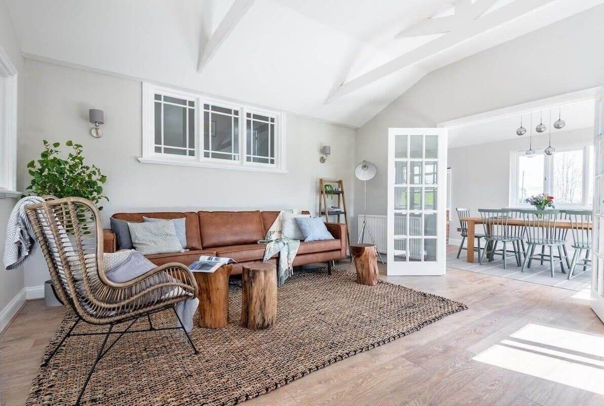 Télévision, livres, espaces bureaux