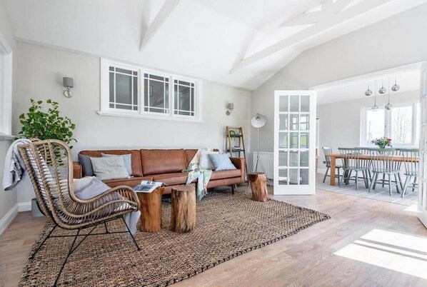 تلفزيون، كُتُب، مكتب