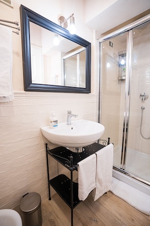 Shower, hair dryer, bidet, towels - Villa "Il Grillo", privacy in the hills, private pool and panoramic view. (Toscana)